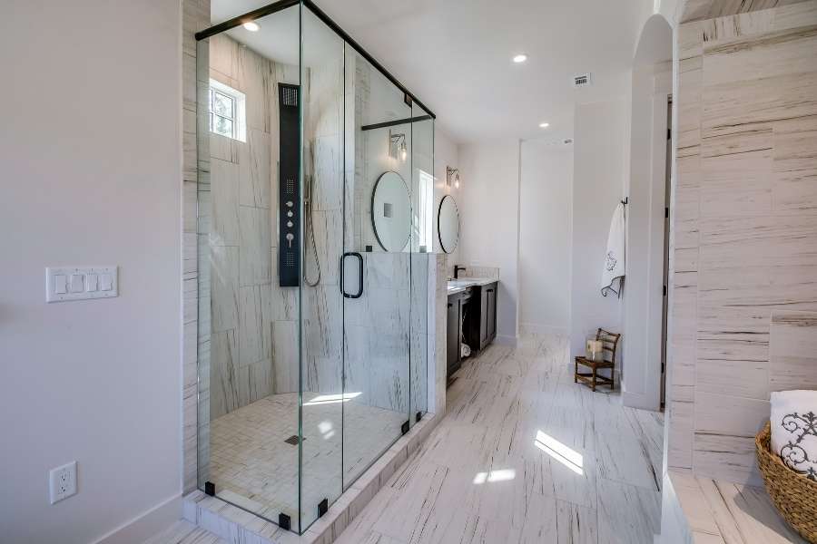 Salle de bain moderne avec cabine vitrée et colonne de douche design intégrée